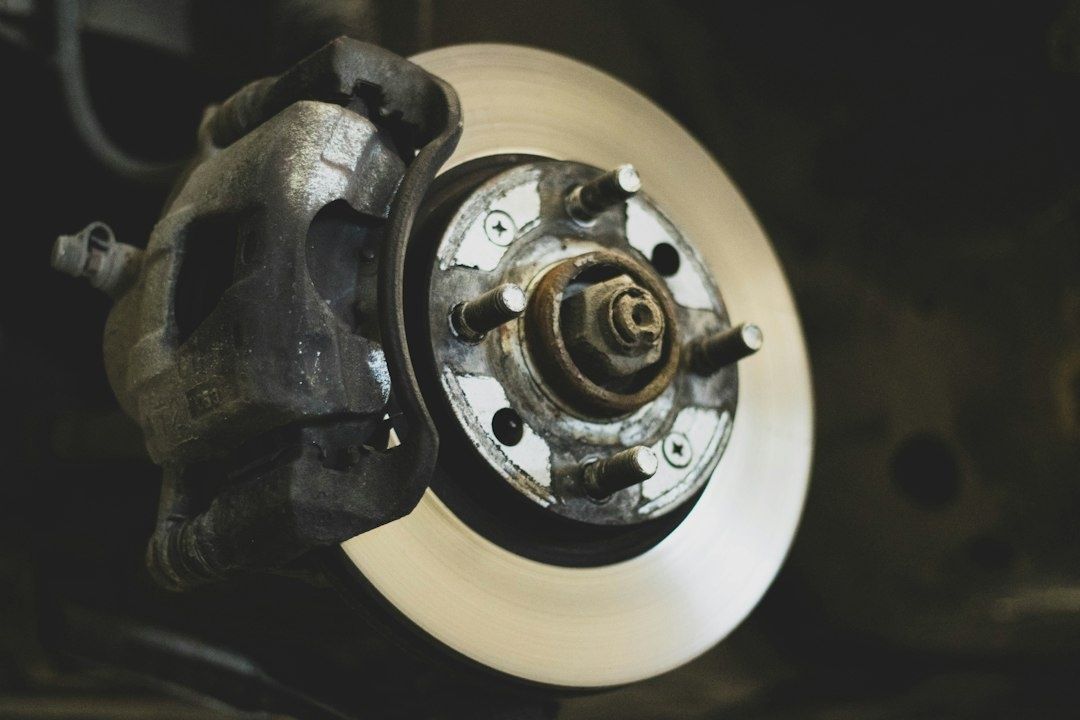 Close-up van een hydraulische remklauw en remschijf zonder wiel